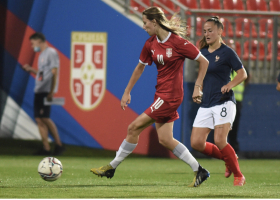 Mia i Sofija are dominating  courses and football pitches